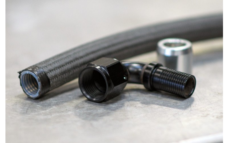 發(fā)動機中的特氟龍管與接頭