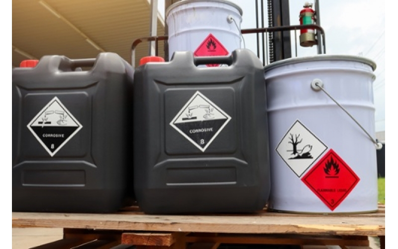 揭秘化工吸排軟管：如何為強腐蝕性化學品挑選“盔甲”